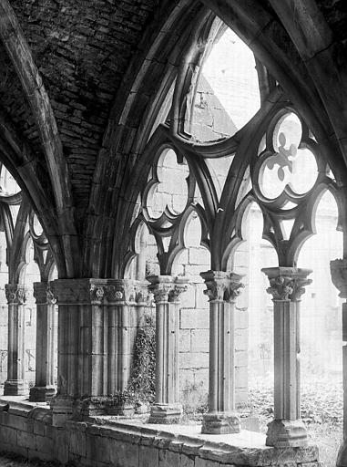 Cloître, galerie est : arcades