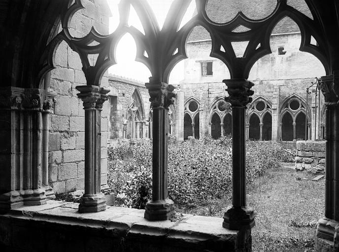 Cloître, galerie est : arcades