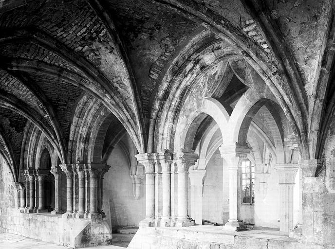 Cloître, galerie est, entrée de la salle capitulaire