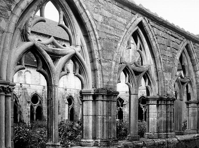 Cloître, galerie sud, arcades