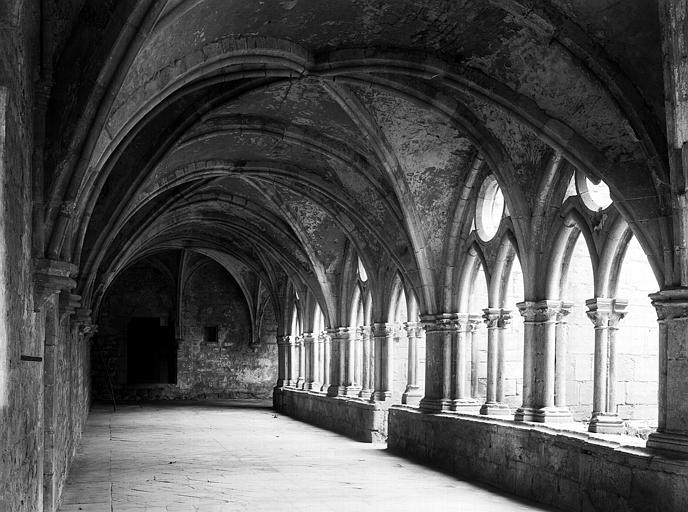 Cloître, galerie ouest vers le nord