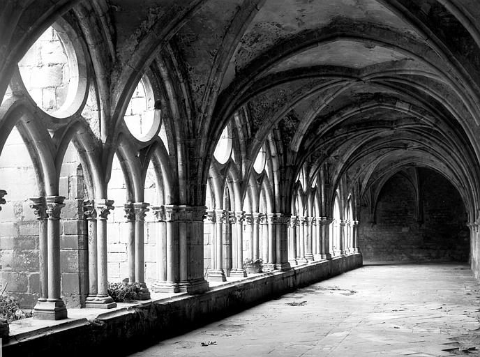 Cloître, galerie ouest vers le sud (supposée)