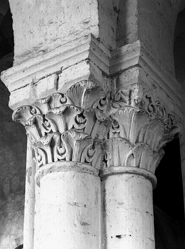 Intérieur, choeur, arcades nord, chapiteau de la colonne centrale : décor feuillagé