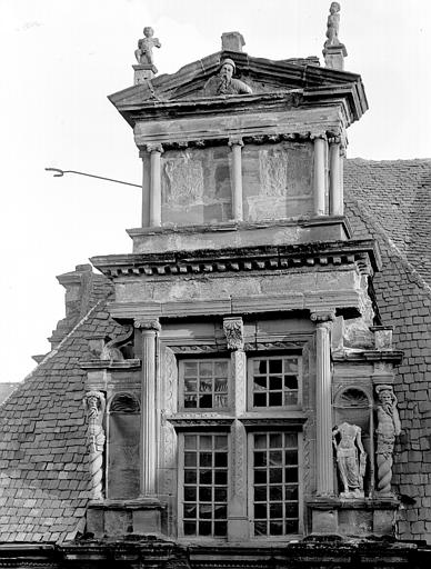 Façade, partie supérieure : fenêtre