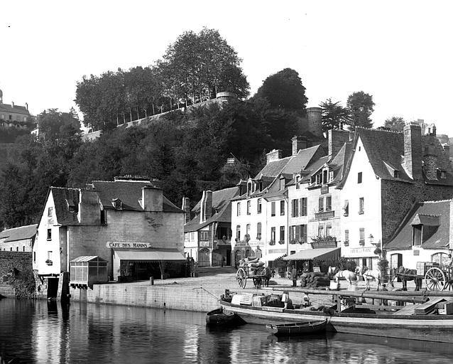 Gabare, au premier plan (type de bateau de l'estuaire de la Rance)