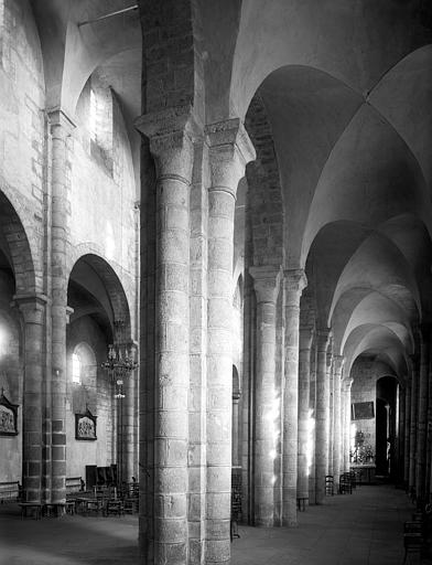 Intérieur, ensemble pris d'un des bas-côtés