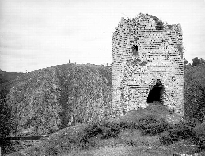 Ruines : tour, côté entrée