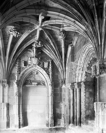 Cloître, intérieur, voûtes restaurées : détail des clefs de voûtes historiées