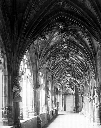 Cloître, intérieur : ensemble d'une galerie