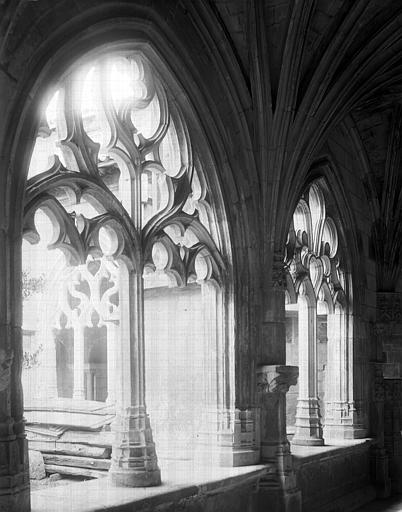 Cloître, intérieur : galerie