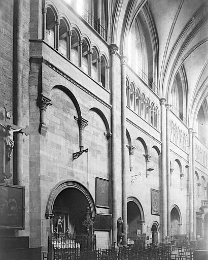 Intérieur, ensemble, vers les chapelles du bas-côté