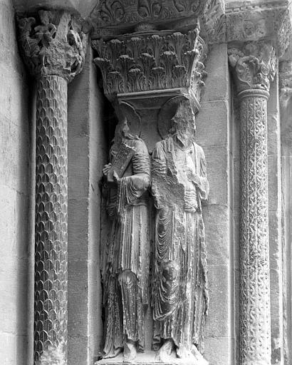 Portail, colonnades : saints mutilés (acéphals)