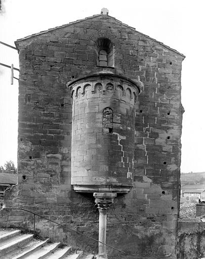 Extérieur, façade avec chapelle soutenue par une colonne