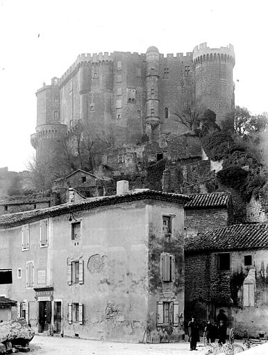 Vue générale avec les maisons au bas de la motte castrale