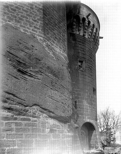 Extérieur : porte basse d'une des tours