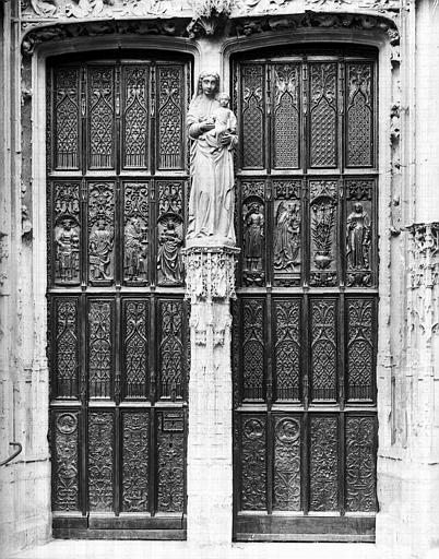 Portail nord, trumeau avec statue, porte en bois sculpté