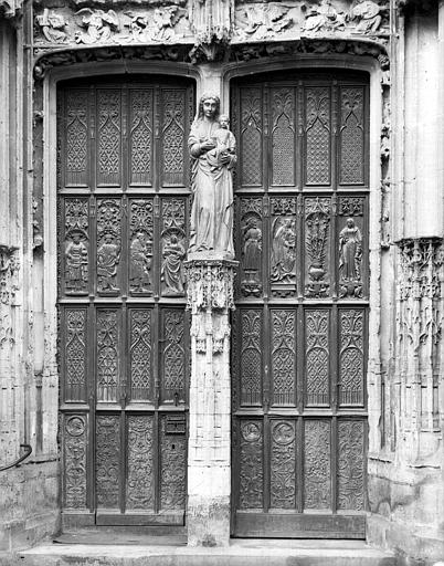 Portail nord, trumeau avec statue, porte en bois sculpté