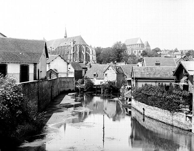 Abside et vue sur les fossés