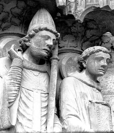 Porte gauche : deux statues de l'ébrasement gauche, bustes