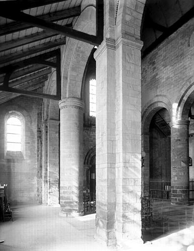 Eglise : Vue intérieure du bas-côté