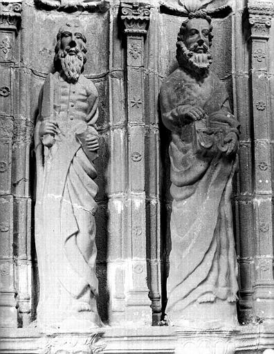 Statues (deux) d'apôtres du porche, séparé de l'église dans le cimetière