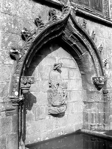 Au chevet : fontaine de la Vierge ou de Salaun