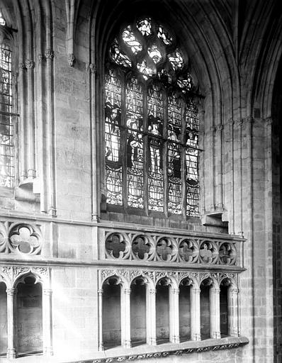 Intérieur, triforium : vitrail