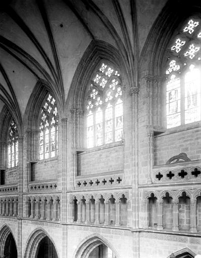 Intérieur, triforium : vitraux