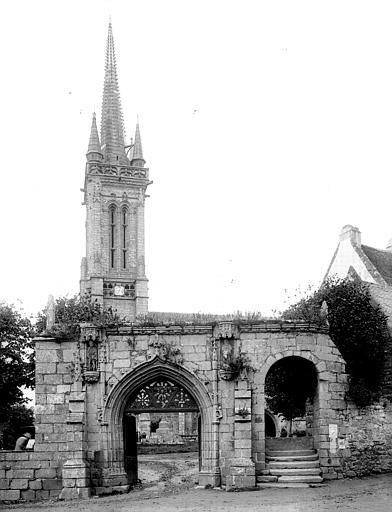 Porche du cimetière et clocher de l'église