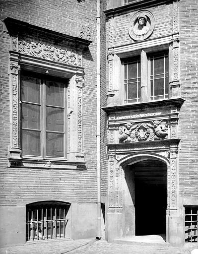 Cour intérieure, entrée de la tourelle nord, gauche