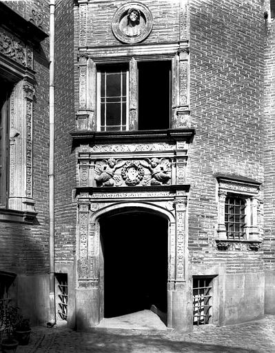 Cour intérieure, entrée de la tourelle nord, gauche