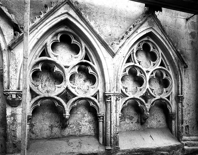 Cloître : Intérieur de la galerie, détail du mur (enfeux)