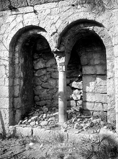 Cloître : enfeu ou porte murée