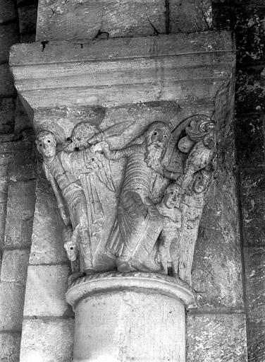 Intérieur, chapiteau de la croisée du transept : Le Sacrifice d'Abraham