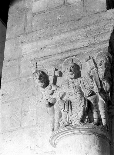 Intérieur, chapiteau de la croisée du transept : La Tradition des clefs