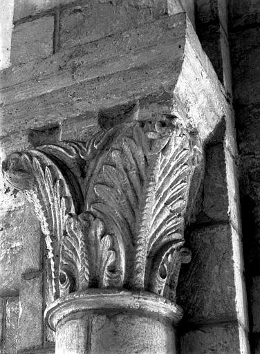 Intérieur, chapiteau de la croisée du transept : décor feuillagé