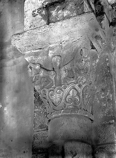 Intérieur, chapiteau de la croisée du transept : animaux adossés