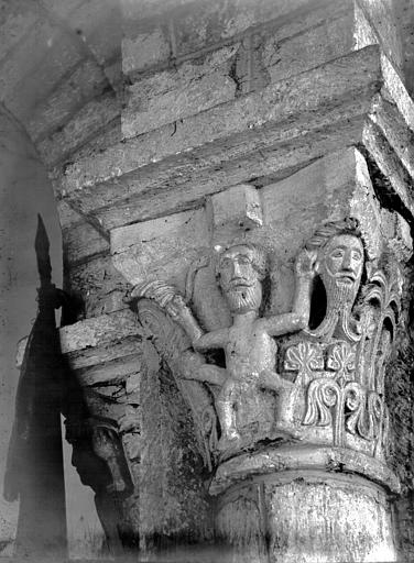 Intérieur, chapiteau de la croisée du transept : homme