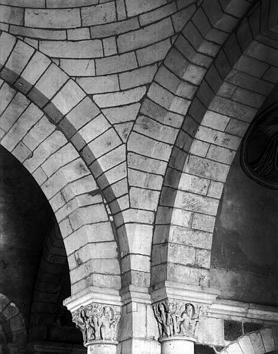 Intérieur, détail de la base de la coupole du carré du transept