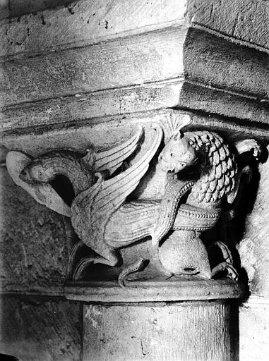 Intérieur, chapiteau : combat d'un homme et d'un griffon (détail du griffon et d'un lion)