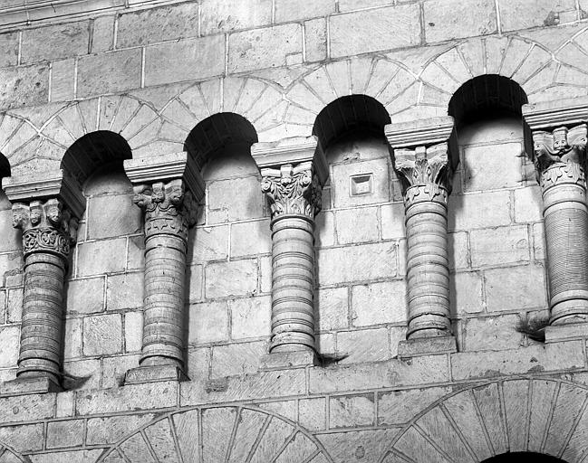 Intérieur, faux triforium du choeur, chapiteaux