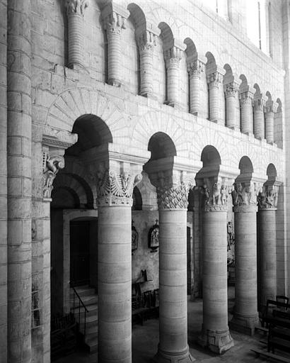 Intérieur, travées du choeur, chapiteaux