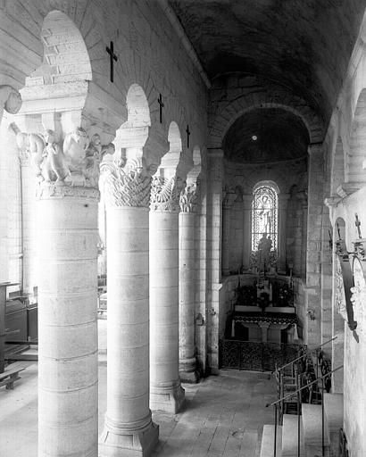 Intérieur, partie postérieure des colonnes du choeur, chapiteaux