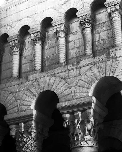 Intérieur, faux triforium, chapiteaux du choeur