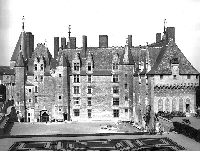 Façade sur la cour, ensemble