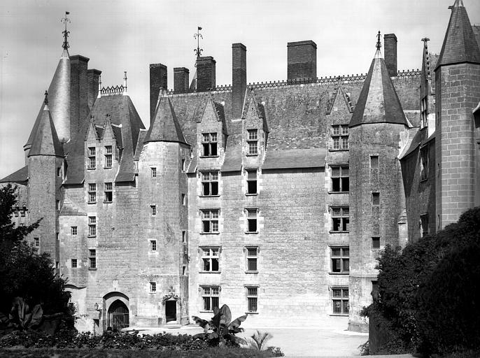 Façade sur la cour, ensemble