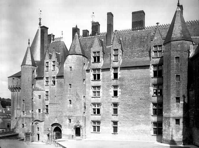 Façade sur la cour, ensemble