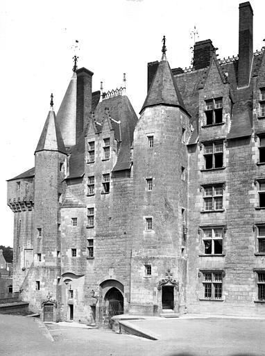 Façade sur la cour, aile gauche