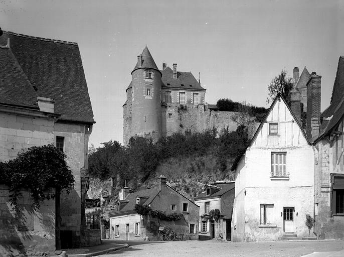 Le château vu en arrière-plan du village