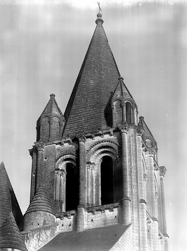 Tour carrée à la croisée du transept